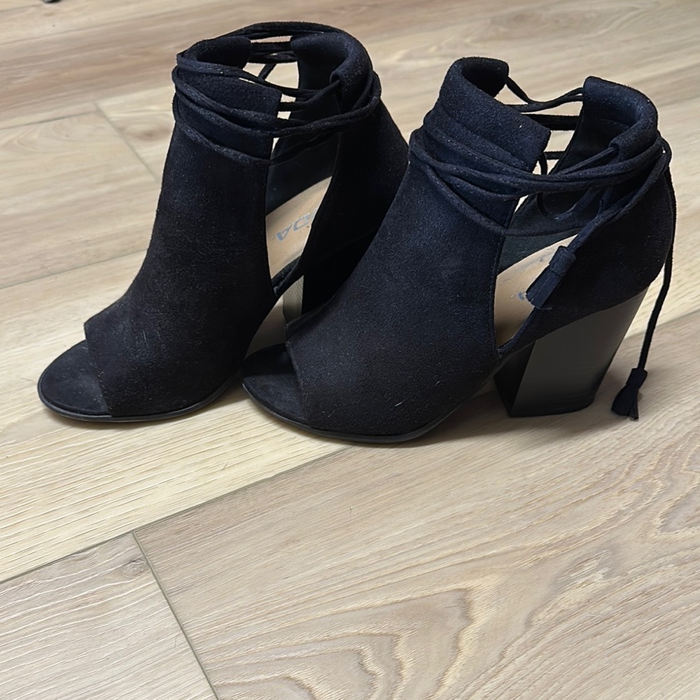 Soda Black Heeled Boots with Elegant Side Cutouts